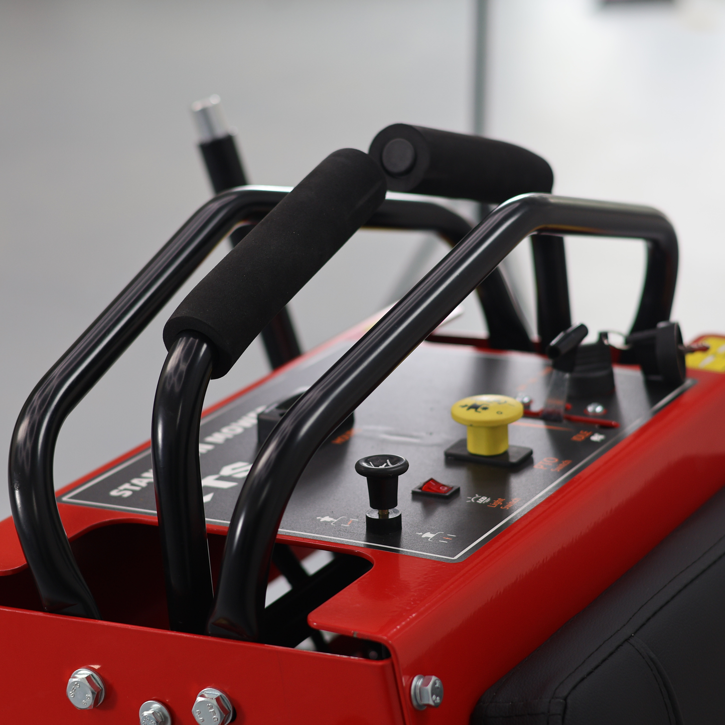 Tondeuse autoportée LEZARD S127 Briggs&Stratton 27CV 810cc 127cm conducteur debout Stand On